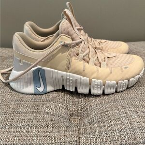 Nike Metcon women’s size 9 shoes.